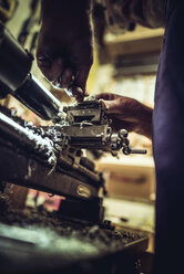 Niedriger Blickwinkel eines Arbeiters bei der Bedienung von Maschinen in einer Werkstatt - CAVF17346