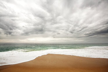 Landschaftlicher Blick auf den Strand gegen den bewölkten Himmel - CAVF17531