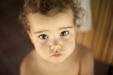 Porträt eines kleinen Mädchens zu Hause - CAVF17547