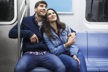 Glückliches Paar unterwegs im Zug - CAVF17737