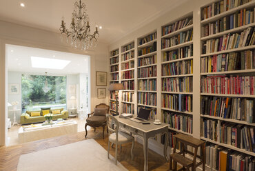 Bücher auf Bücherregalen in einem luxuriösen Haus, das eine Innenbibliothek präsentiert - CAIF20135