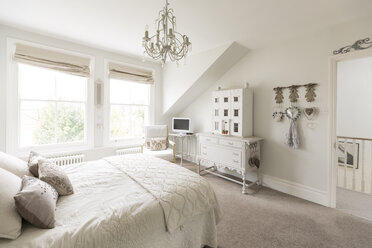 Weißes, luxuriöses Musterschlafzimmer mit Kronleuchter - CAIF20136