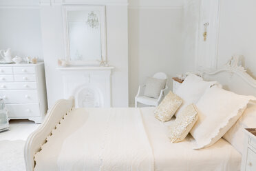 Weißes, luxuriöses Wohnschaufenster Schlafzimmer - CAIF20145