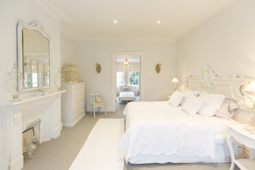 Weißes, luxuriöses Wohnschaufenster Schlafzimmer - CAIF20147