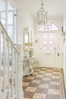 Weißes, luxuriöses Musterhaus mit Kronleuchter im Foyer - CAIF20148