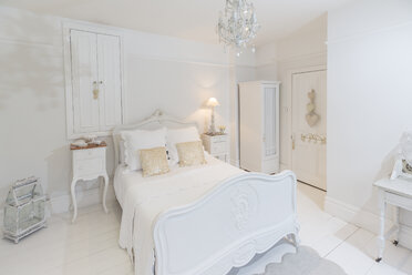Weißes, luxuriöses Musterschlafzimmer mit Kronleuchter - CAIF20150