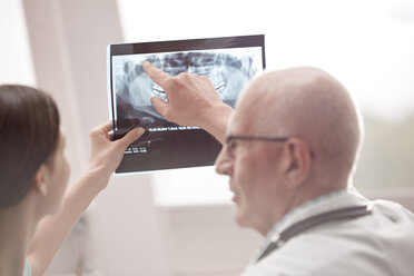 Arzt und Krankenschwester bei der Überprüfung eines Röntgenbildes im Krankenhaus - CAIF20166