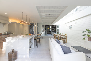 Luxuswohnungen - Küche und Wohnzimmer im Schaufenster - CAIF20210
