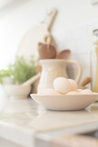 Stilleben Eier in Schale auf Küchentisch, lizenzfreies Stockfoto