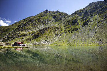 Reflexion von Haus und Berg im See gegen den Himmel - CAVF17800