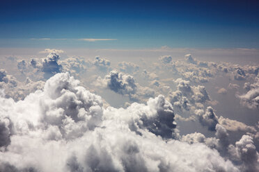 Landschaftliche Ansicht von Wolkenlandschaft gegen blauen Himmel - CAVF17816