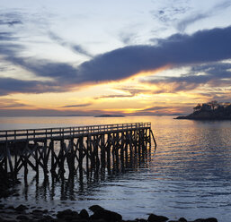 Pier über dem Meer gegen den Himmel bei Sonnenuntergang - CAVF17987
