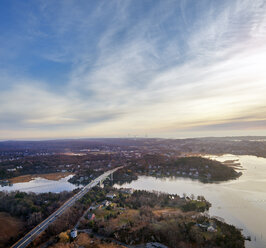 Luftaufnahme des Flusses in der Stadt gegen den Himmel - CAVF17990