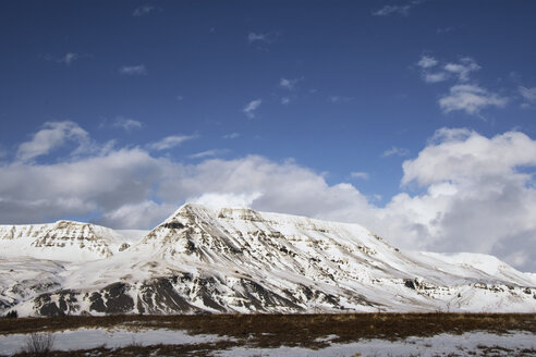 Idyllischer Blick auf einen schneebedeckten Berg vor blauem Himmel - CAVF17996