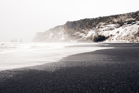 Klippen mit Blick auf den nebligen Strand im Winter, lizenzfreies Stockfoto