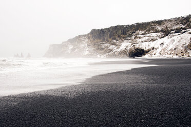 Klippen mit Blick auf den nebligen Strand im Winter - CAVF17998