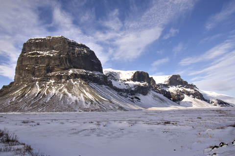 Majestätische schneebedeckte Berge vor blauem Himmel, lizenzfreies Stockfoto