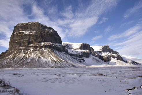Majestätische schneebedeckte Berge vor blauem Himmel - CAVF18002