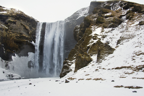 Idyllischer Blick auf den Wasserfall Skogafoss im Winter, lizenzfreies Stockfoto