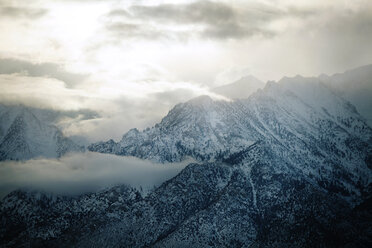 Aussicht auf schneebedeckte Berge vor bewölktem Himmel - CAVF18041