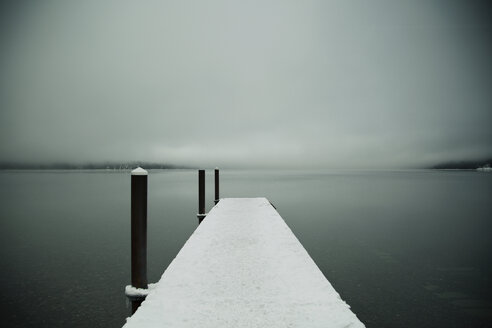 Snowy Pier gegen durch Meer bewölkten Himmel - CAVF18049