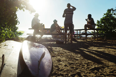 Freunde genießen am Strand an einem sonnigen Tag - CAVF18051