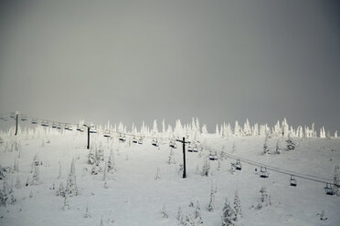 Skilifte gegen den Himmel im Winter - CAVF18054