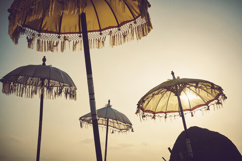 Traditionelle Regenschirme gegen den Himmel bei Sonnenuntergang - CAVF18068