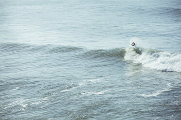 Mann surft auf einer Welle im Meer - CAVF18082