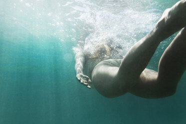 Tiefschnitt einer im Meer schwimmenden Frau - CAVF18101