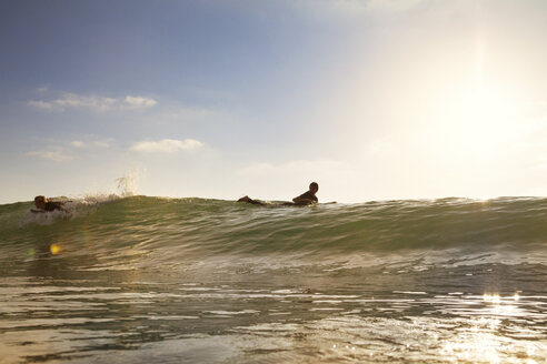 Silhouette eines Mannes beim Surfen auf dem Meer gegen den Himmel - CAVF18102
