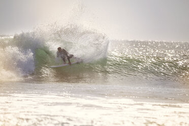 Mann surft auf Wellen gegen den Himmel - CAVF18103