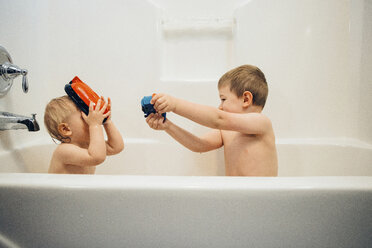 Jungen spielen beim Baden in der Badewanne zu Hause - CAVF18138