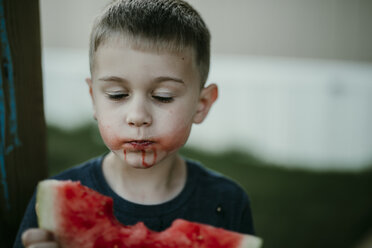 Junge mit geschlossenen Augen isst Wassermelone - CAVF18162