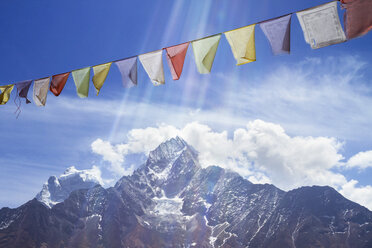 Gebetsfahnen über dem schneebedeckten Mt. Everest vor bewölktem Himmel - CAVF18168
