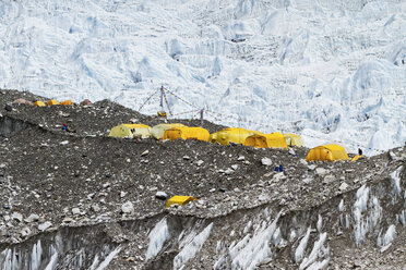 Zelte auf dem schneebedeckten Mt. Everest - CAVF18174