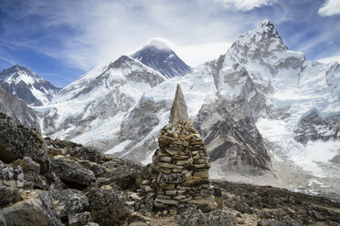 Steinhaufen auf dem schneebedeckten Mt. Everest - CAVF18177