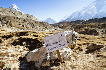 Hinweisschild auf dem Mt. Everest vor blauem Himmel - CAVF18180