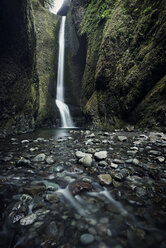 Niedriger Blickwinkel auf einen idyllischen Wasserfall im Wald - CAVF18212