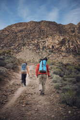 Rückansicht von Freunden beim Wandern in der Red Rock Canyon National Conservation Area - CAVF18256