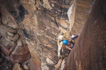 Blick von oben auf einen Wanderer, der die Berge im Red Rock Canyon National Conservation Area erklimmt - CAVF18258