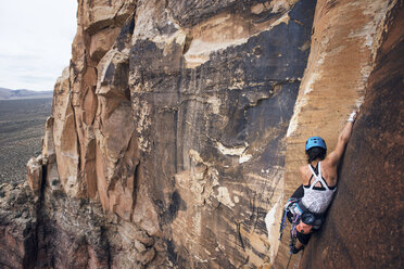 Junge Wanderin beim Klettern auf felsige Berge in der Red Rock Canyon National Conservation Area - CAVF18259