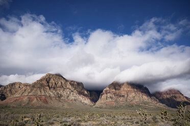 Blick auf die Berge der Red Rock Canyon National Conservation Area bei bewölktem Himmel - CAVF18261