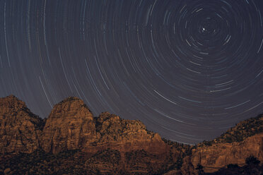 Niedriger Blickwinkel auf den Sternenschweif über den Bergen - CAVF18272