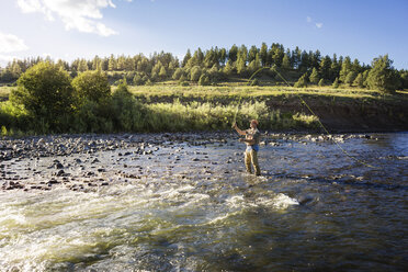 Mann beim Angeln im Fluss an einem sonnigen Tag - CAVF18413
