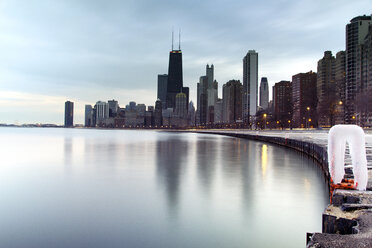 Cityscape by Lake Michigan against sky - CAVF18437