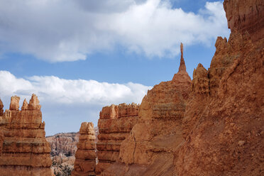 Felsformation am Bryce Canyon vor bewölktem Himmel - CAVF18542