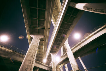 Niedriger Blickwinkel von Brücken gegen den Himmel bei Nacht - CAVF18638