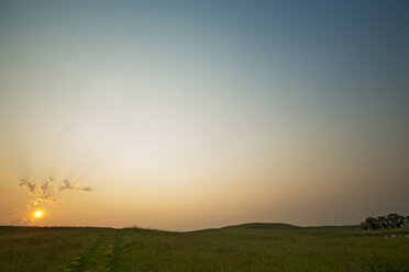 Blick auf die Landschaft bei Sonnenuntergang gegen den klaren Himmel - CAVF18675