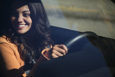 Hohe Winkel Ansicht der glücklichen Frau fahren Auto durch die Windschutzscheibe gesehen - CAVF18703